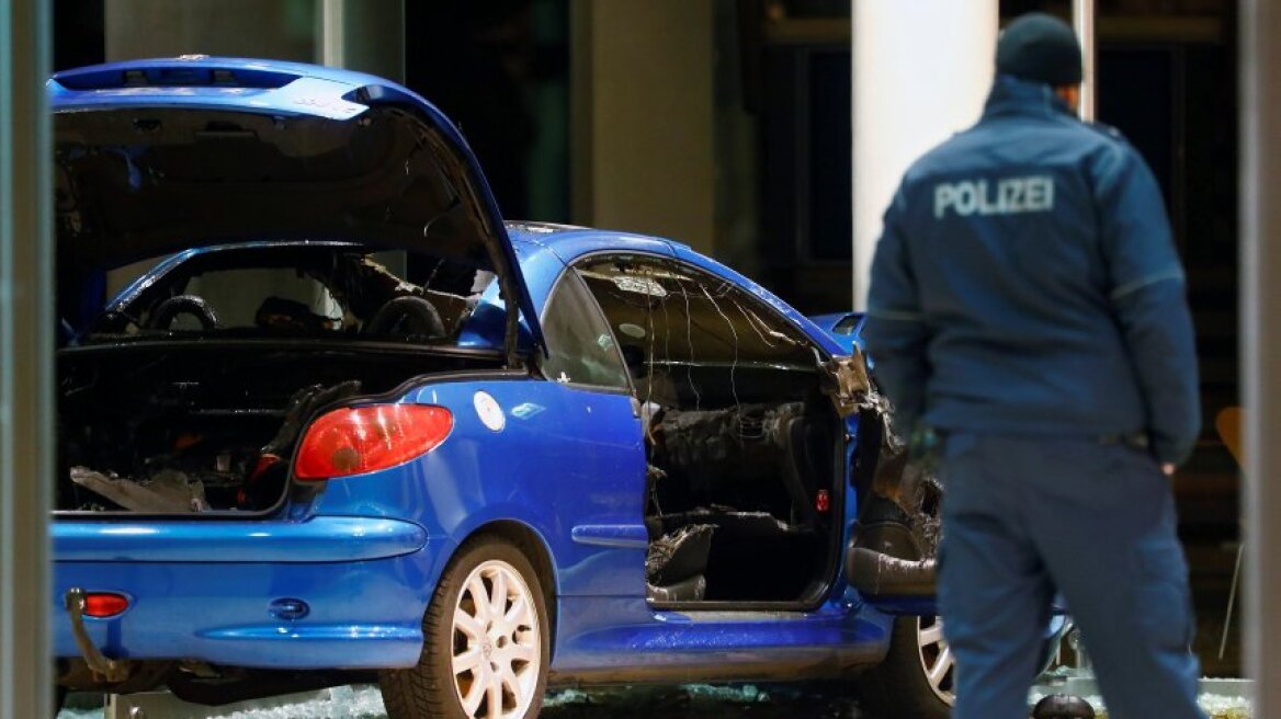 Βερολίνο: Οδηγός έβαλε φωτιά στο αυτοκίνητό του και εισέβαλε στα γραφεία του SPD 