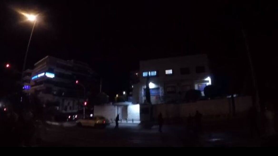 Βίντεο: Ο Ρουβίκωνας πέταξε μπογιές στην πρεσβεία του Ισραήλ 