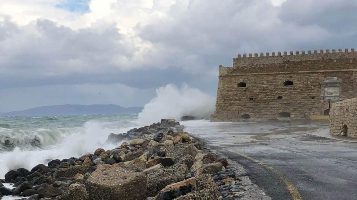 Βίντεο: Μάχη με τα κύματα δίνει ο Κούλες, το ιστορικό φρούριο του Ηρακλείου