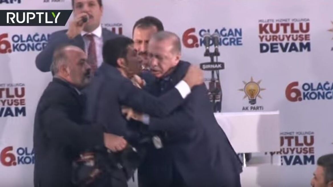 Βίντεο: Τα «χρειάστηκε» ο Ερντογάν με την «επίθεση αγάπης» οπαδού σε ομιλία του
