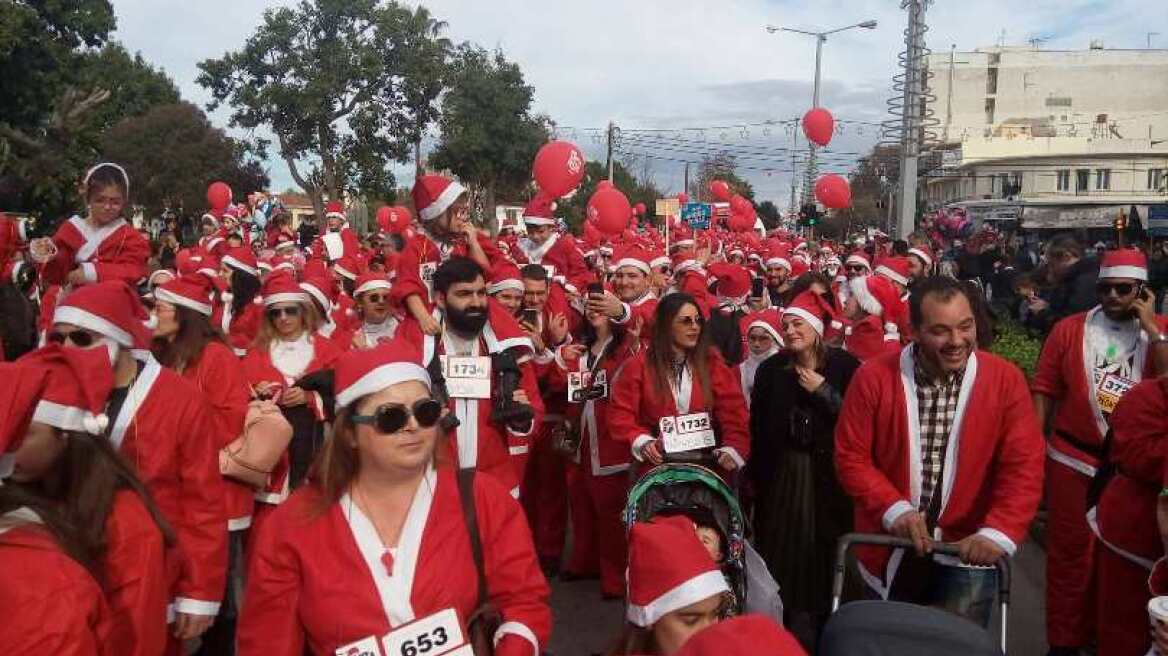 Χανιά: Περισσότεροι από 3.000 Άγιοι Βασίληδες έτρεξαν για καλό σκοπό (βίντεο)