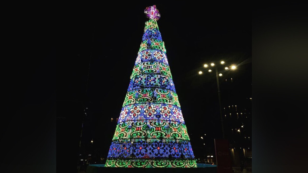 Αφρικανός μετανάστης προσπάθησε να κατεβάσει σταυρό από χριστουγεννιάτικο δέντρο στο Μιλάνο