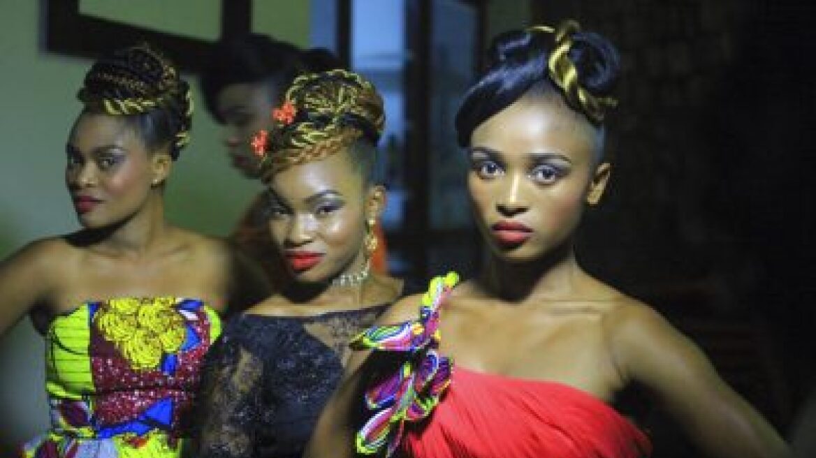 Επίδειξη μόδας σε αιματοβαμμένη περιοχή της Αφρικής