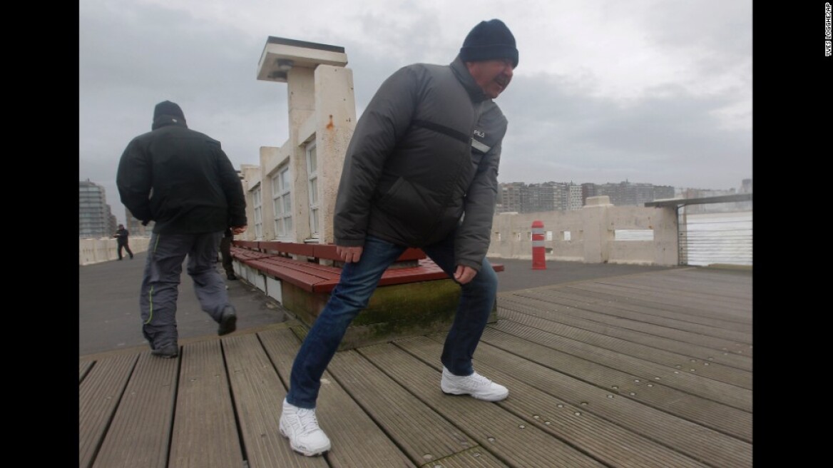 Βέλγιο: Οι ισχυροί άνεμοι γκρέμισαν γερανό πάνω σε σπίτια - Ένας νεκρός