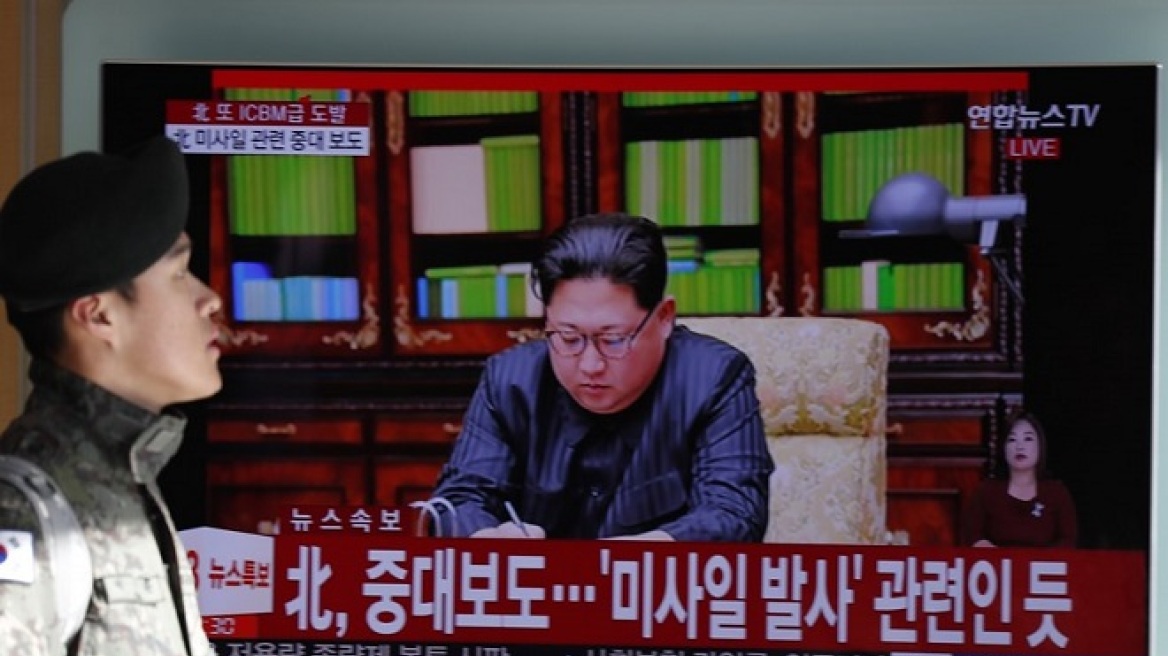 «Αθώος» ο Κιμ Γιονγκ Ουν: Δεν κρατούσε τα λεφτά εργατών για το πυρηνικό του πρόγραμμα 