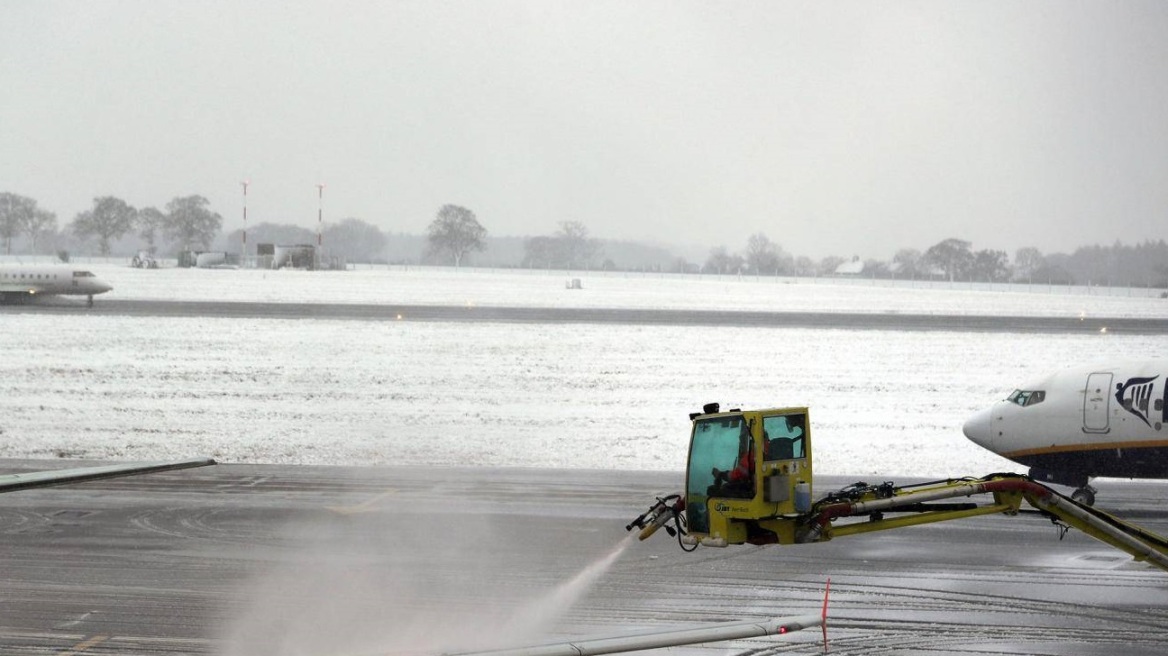 Σε κλοιό χιονιά η Βρετανία: Χάος στα αεροδρόμια και στους δρόμους