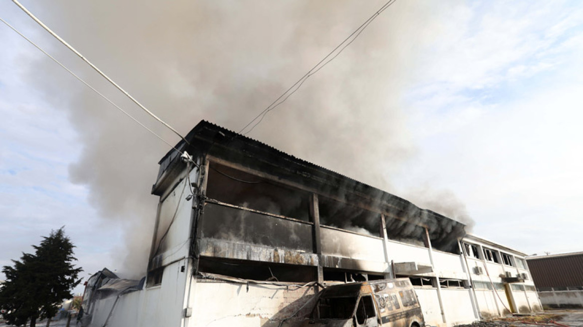 Θεσσαλονίκη: Εκτεταμένες οι ζημιές από την πυρκαγιά σε εργοστάσιο πλαστικών 