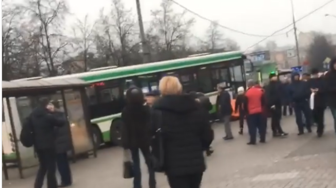 Λεωφορείο «καρφώθηκε» πάνω σε στάση στη Μόσχα - Τουλάχιστον τρεις τραυματίες