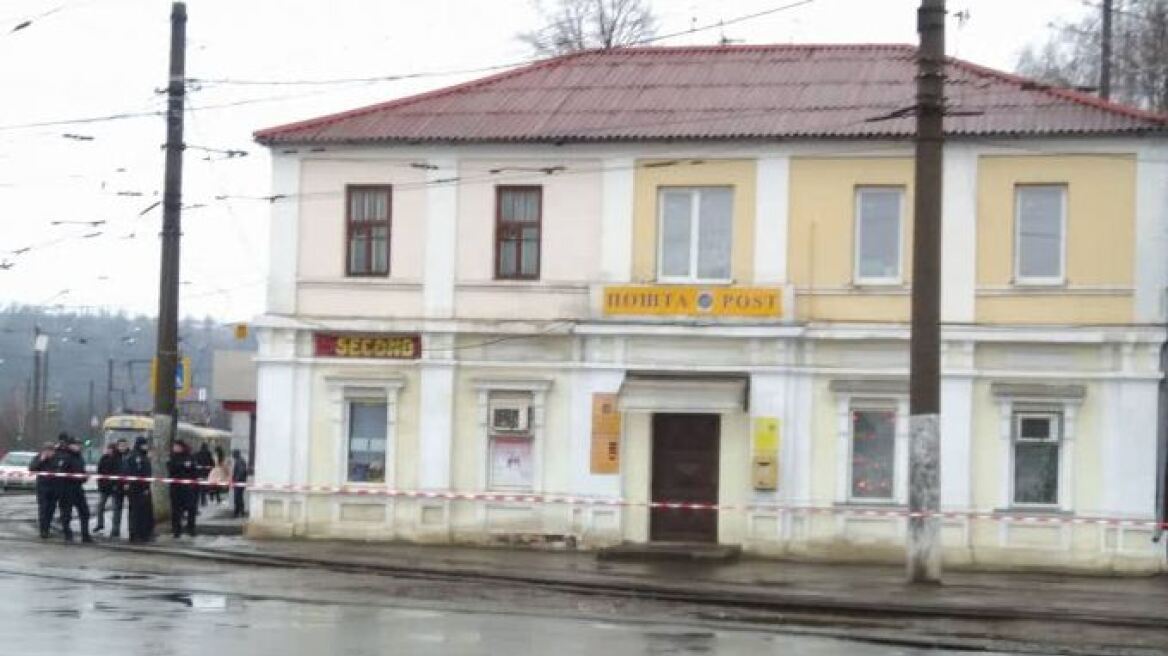 Ουκρανία: Άνδρας ζωσμένος με εκρηκτικά κρατά ομήρους σε ταχυδρομείο