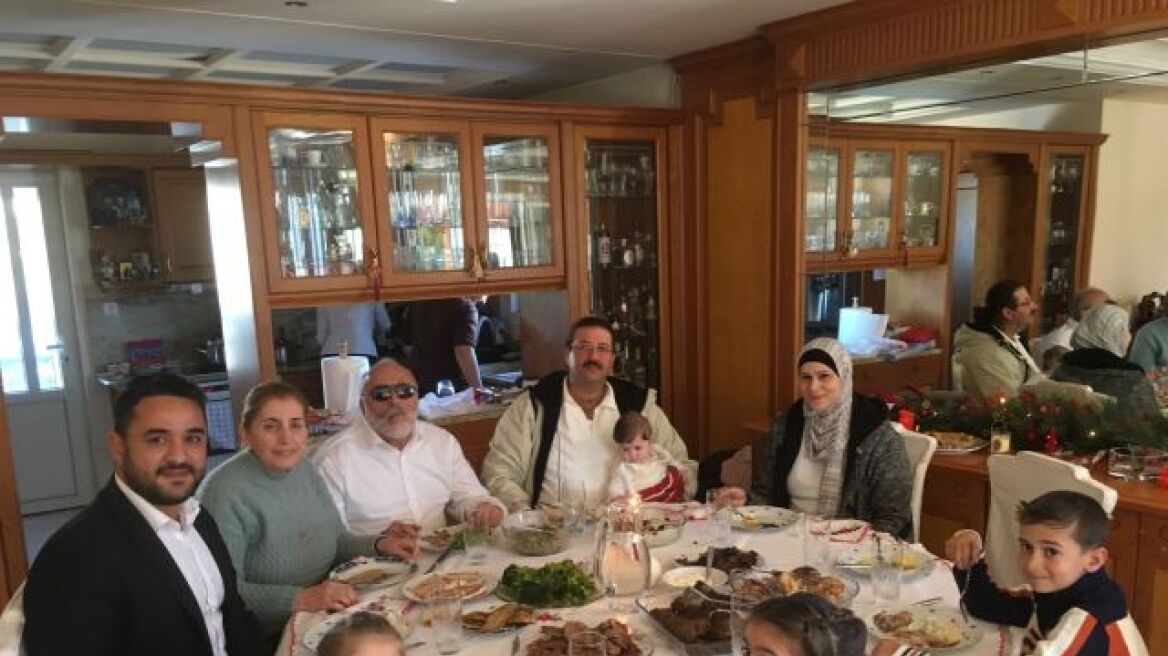 Μια οικογένεια Σύρων προσφύγων φιλοξένησε για φαγητό σπίτι του ο Κουρουμπλής