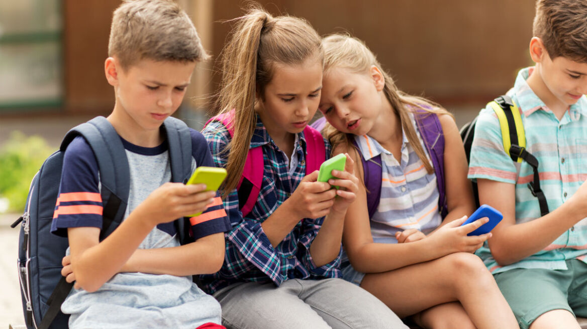 Kids-on-smartphones-tech-children-school