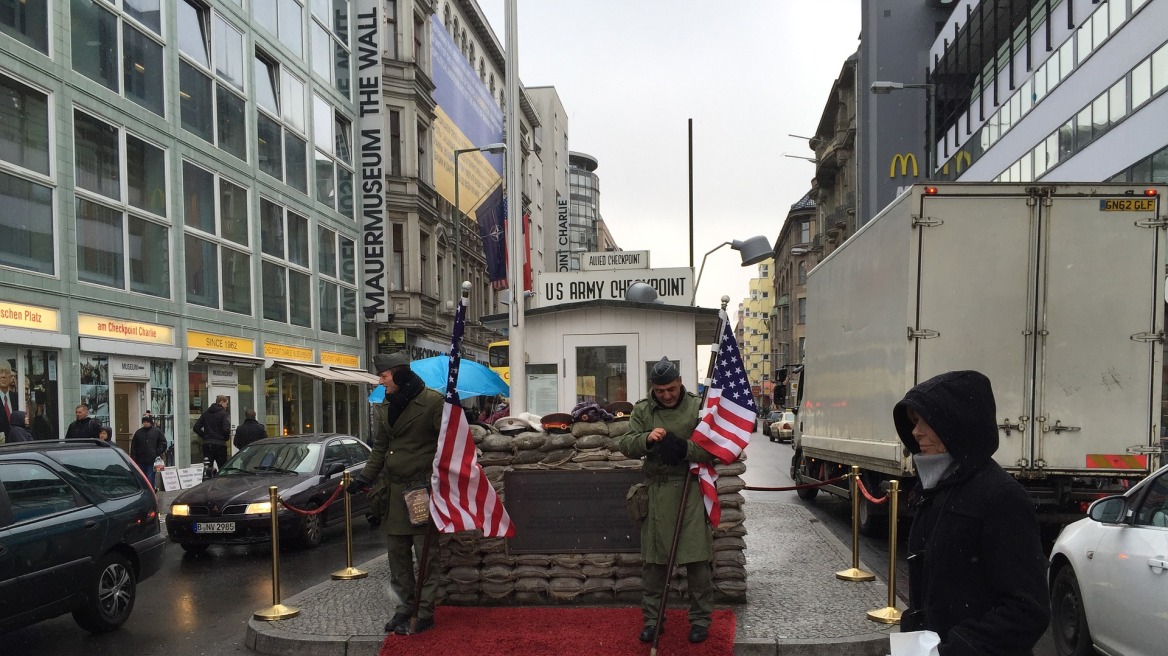 checkpoint-charlie-2676144_1920