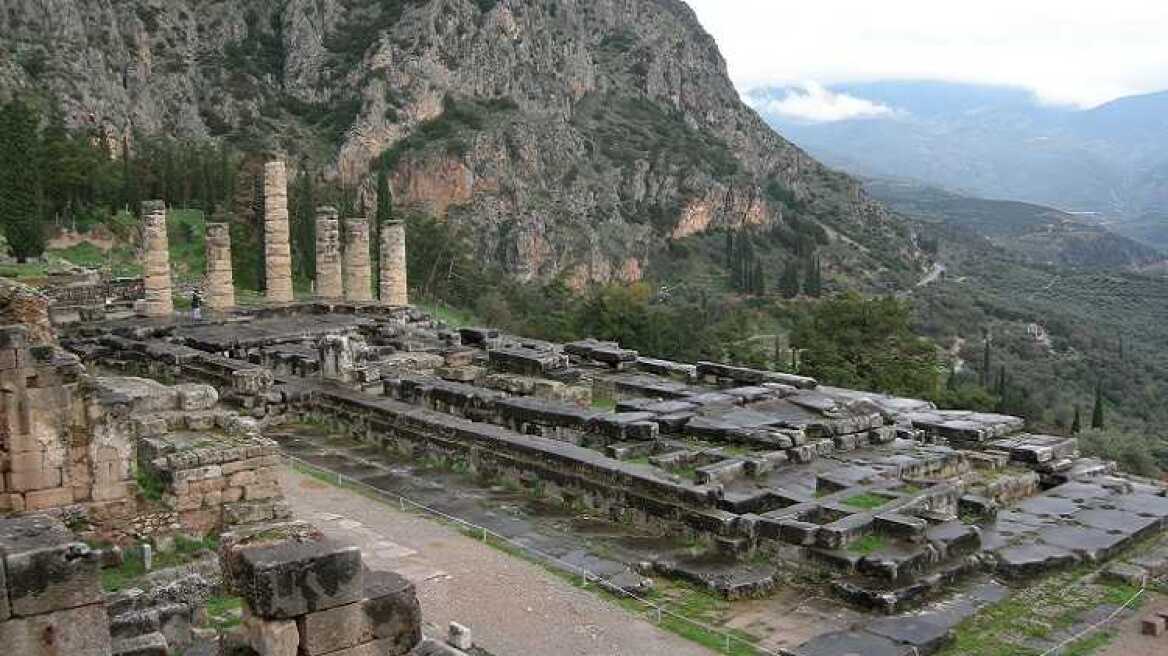 The_Temple_of_Apollo_at_Delphi_4