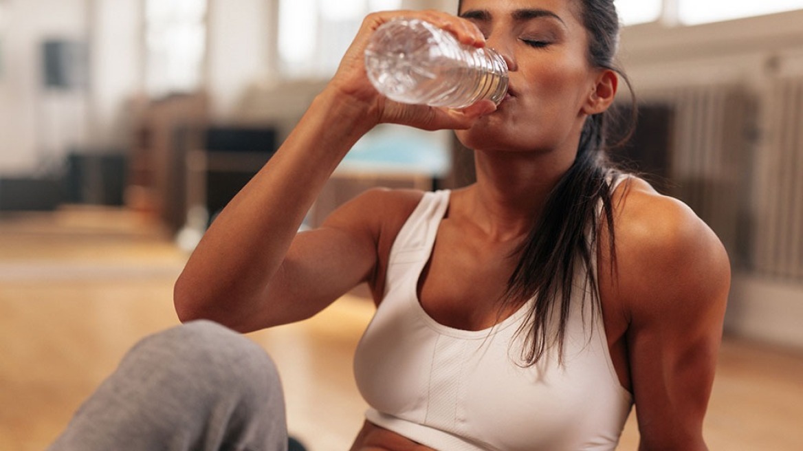 woman-drinking-water-workout