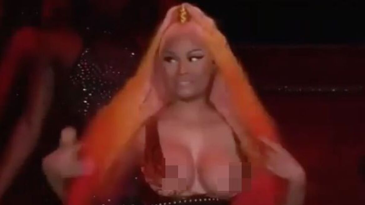 2_Nicki-Minaj-siffers-warbrobe-malfunction