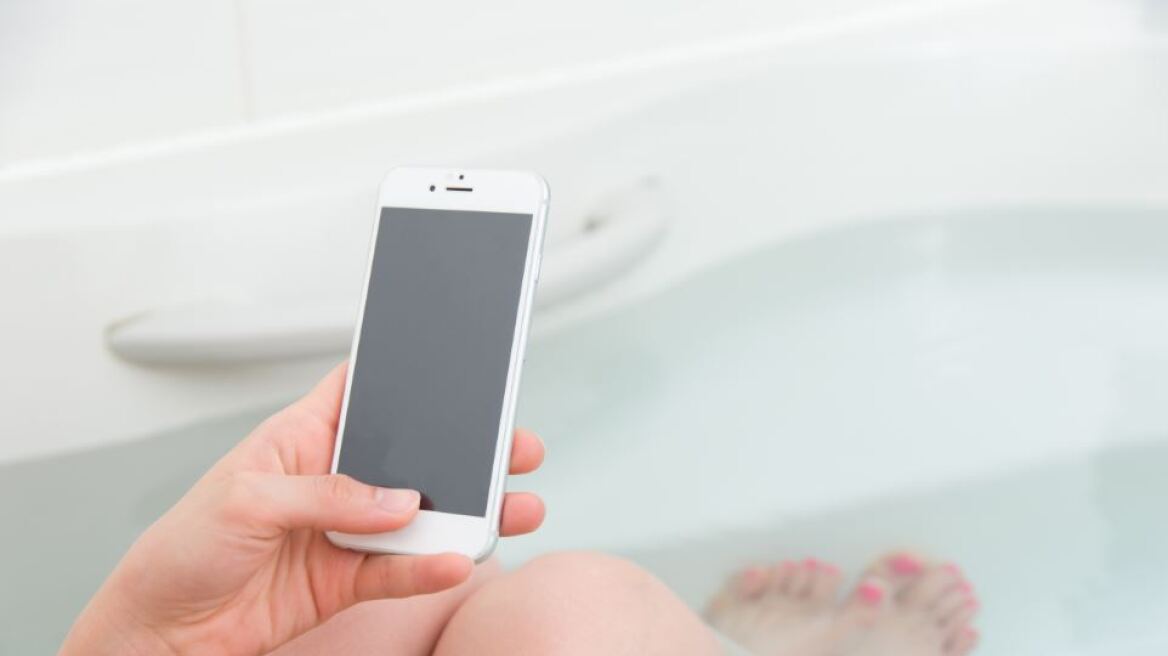 Cell-phone-bathtub