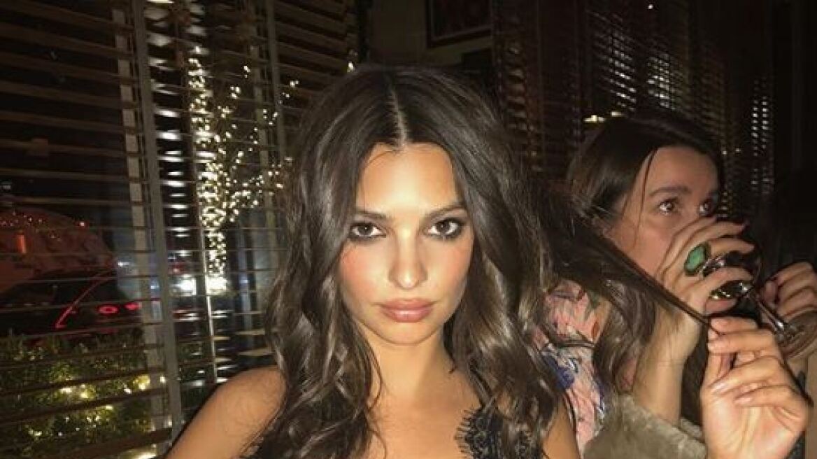 Το... πρωτοχρονιάτικο μπούστο της Emily Ratajkowski 