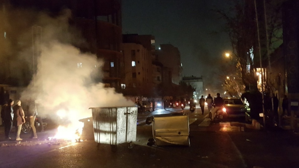 Ιράν: Νεκρός ένας αστυνομικός από πυρά διαδηλωτή