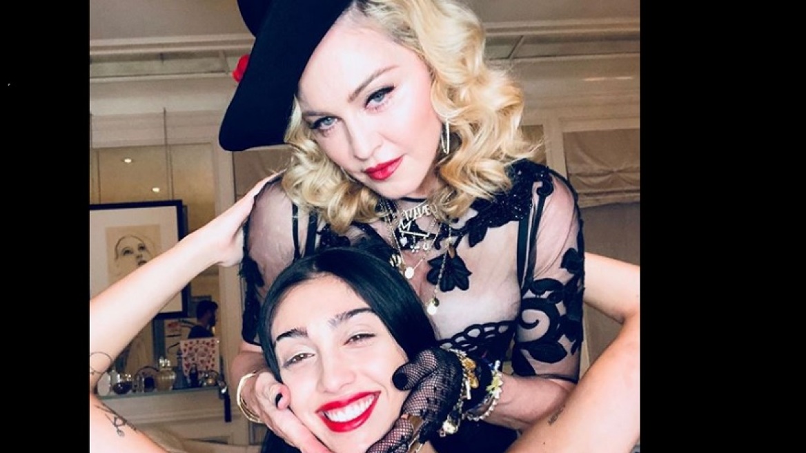 Instagram: Τι ξεχώρισαν οι followers στη φωτογραφία που ανέβασε η Μαντόνα με τη Λούρδη 