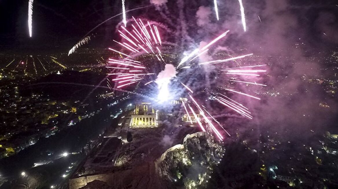Athens and Thessaloniki usher in 2018 with fireworks (photos-video)