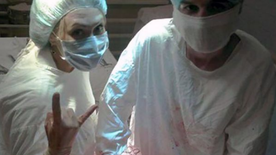 Νέα αρρωστημένη μόδα στη Ρωσία: Νοσοκόμες βγάζουν «αστείες» selfies με ανήμπορους ασθενείς