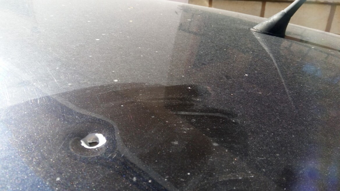 Κρήτη: «Αδέσποτη» σφαίρα καρφώθηκε στην οροφή αυτοκινήτου 