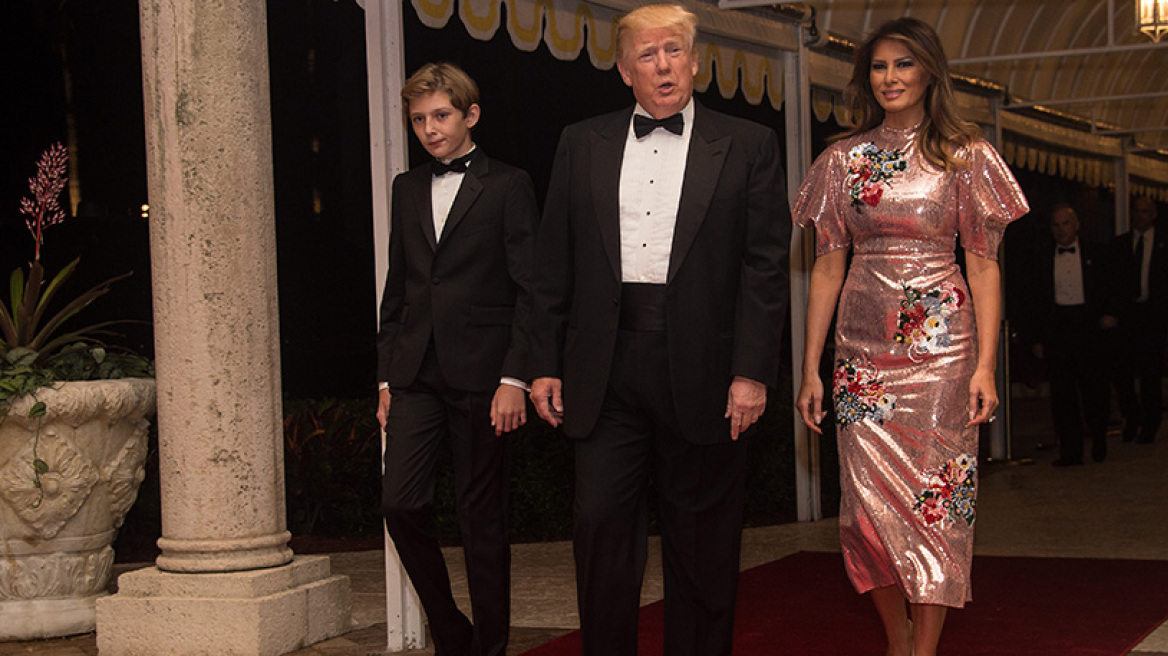 Με φόρεμα 4.000 δολαρίων η Μελάνια Τραμπ στο ρεβεγιόν - Η «τσουχτερή» είσοδος και οι αντιδράσεις 