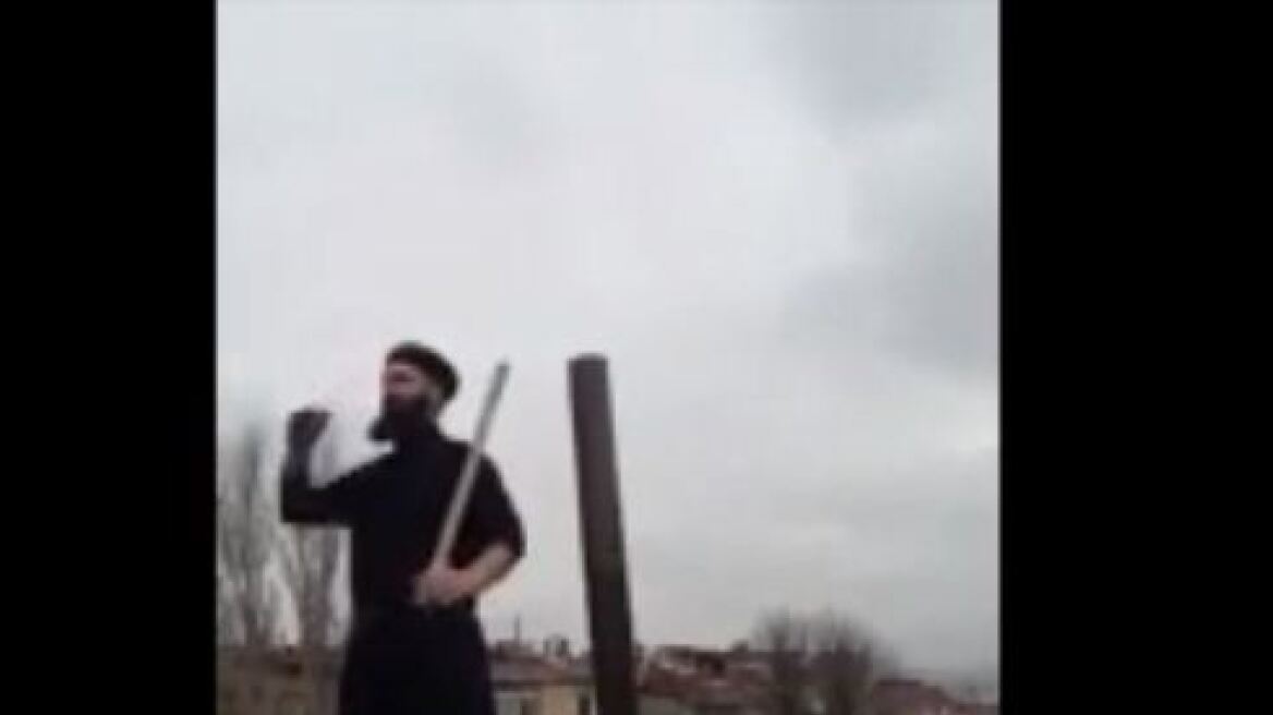 Βίντεο: Τούρκος περίμενε τον Άγιο Βασίλη στη σκεπή για να... τον κάνει μουσουλμάνο!