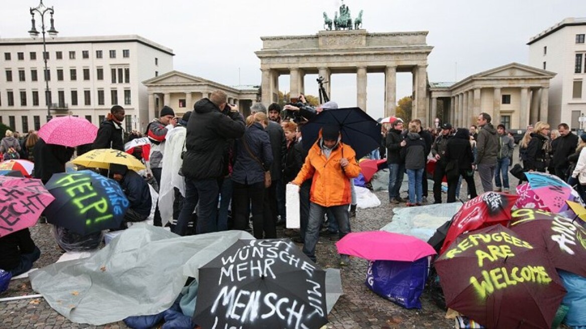 Γερμανία: Το «αδελφό» κόμμα της Μέρκελ ζητά ιατρικές εξετάσεις για τους «ανήλικους» πρόσφυγες
