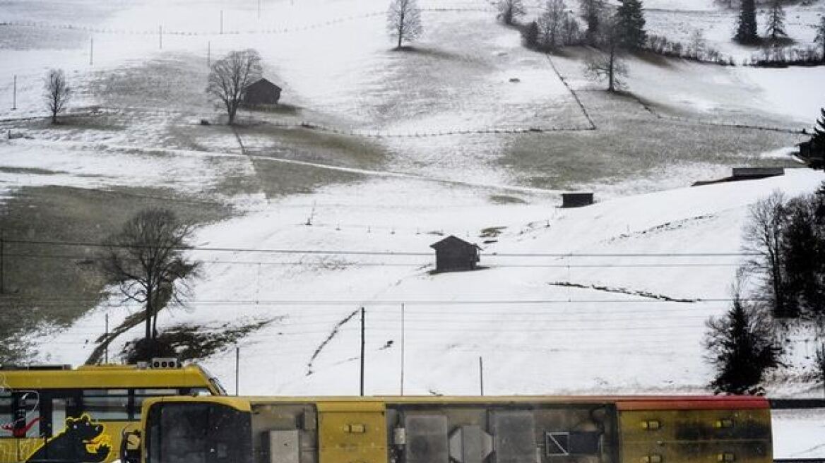«Σαρώνει» η κακοκαιρία στην Ελβετία: Οι θυελλώδεις άνεμοι εκτροχίασαν τρένο!
