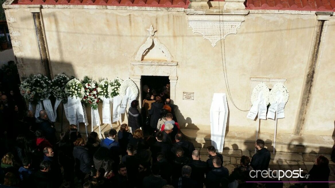 Μοιραίο τροχαίο στην Κρήτη: «Ράγισαν» καρδιές στην κηδεία του 21χρονου Χρήστου