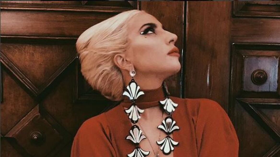 Η Lady Gaga ποζάρει με στρινγκ μαγιό και υμνεί την απλότητα της ομορφιάς 