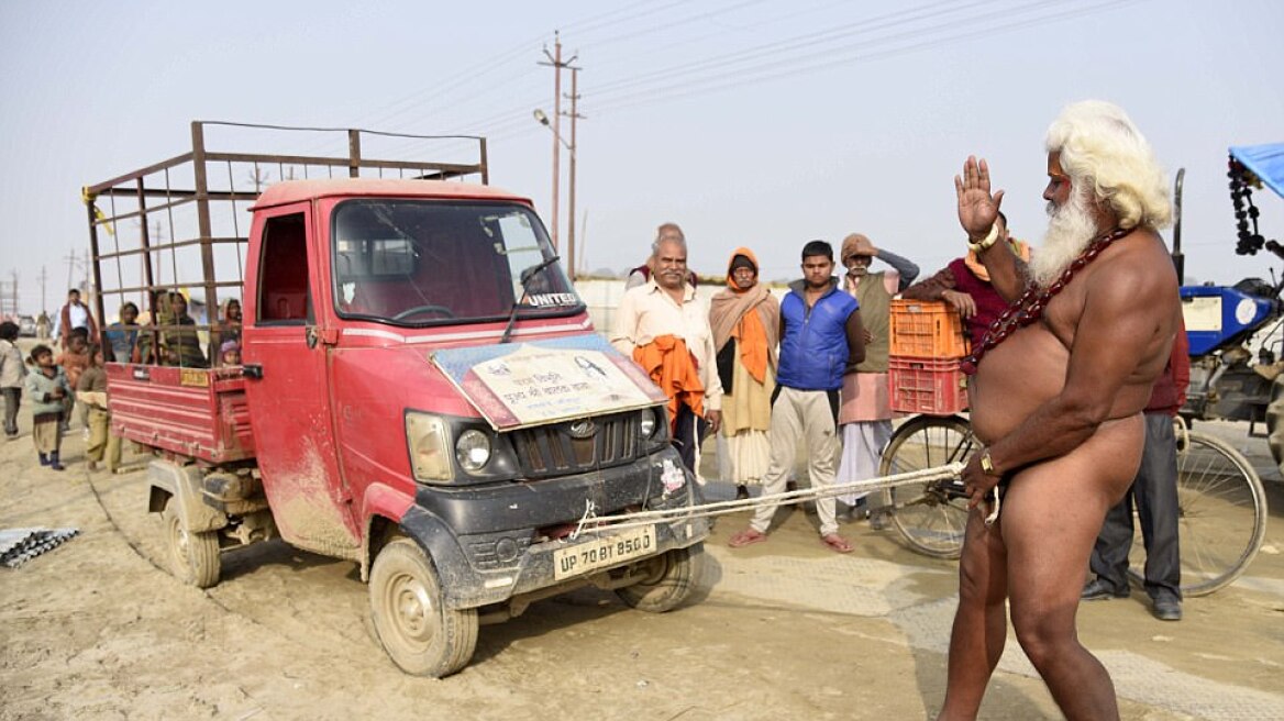 Φωτογραφίες: Ασπρομάλλης Ινδός τραβάει φορτηγάκι με το πέος του