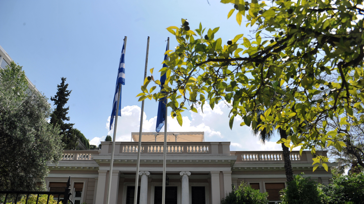 Σύσκεψη στο Μαξίμου για το Σκοπιανό: Ο Κοτζιάς ενημερώνει υπουργούς