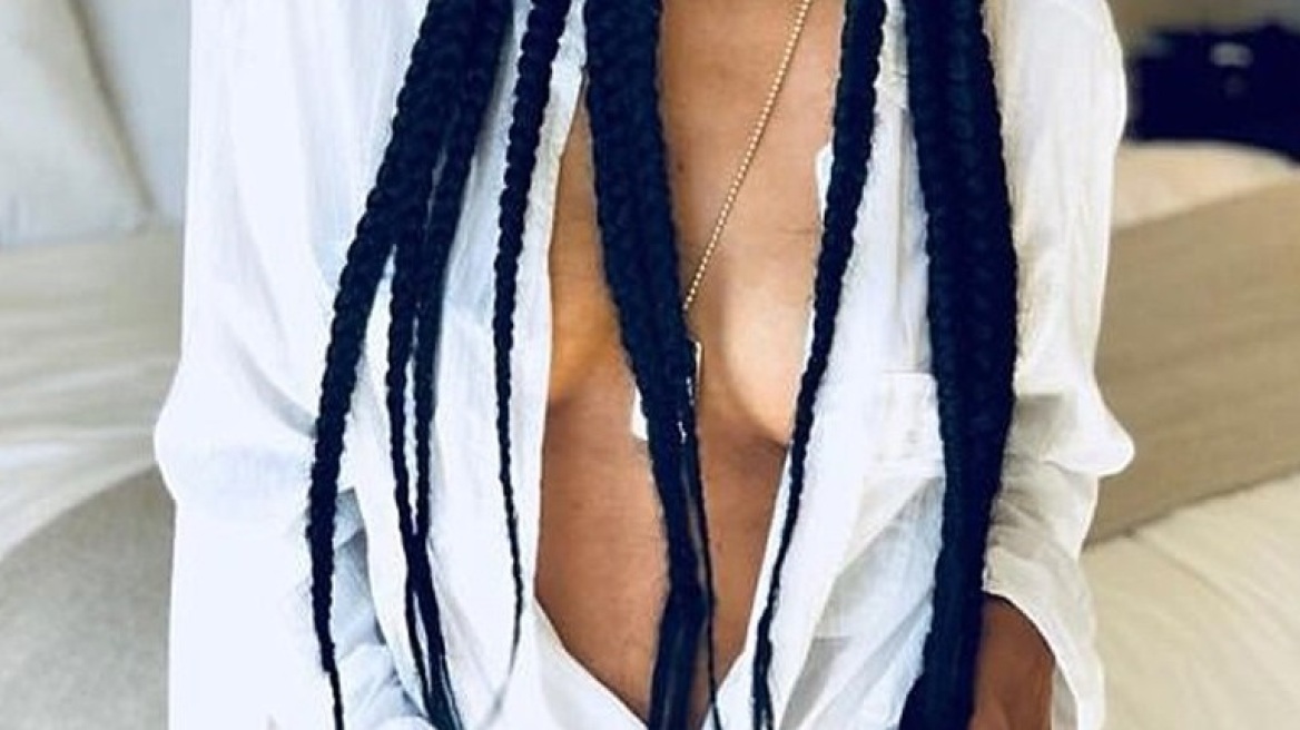 Which singer went braless and pantyless? (photos)