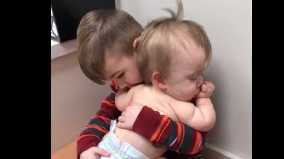 Συγκινητικό βίντεο: Αγοράκι νανουρίζει στην αγκαλιά του την μικρή του αδερφούλα