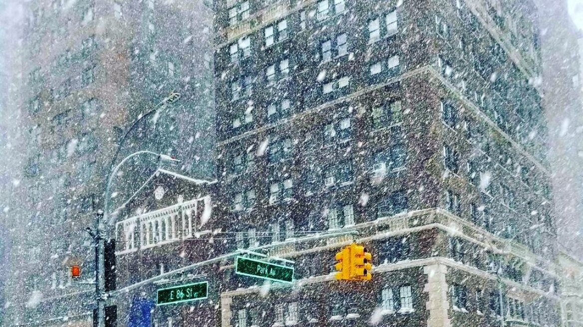 Μισό μέτρο χιόνι στη Νέα Υόρκη: Βγήκαν με σκι στο Μανχάταν!
