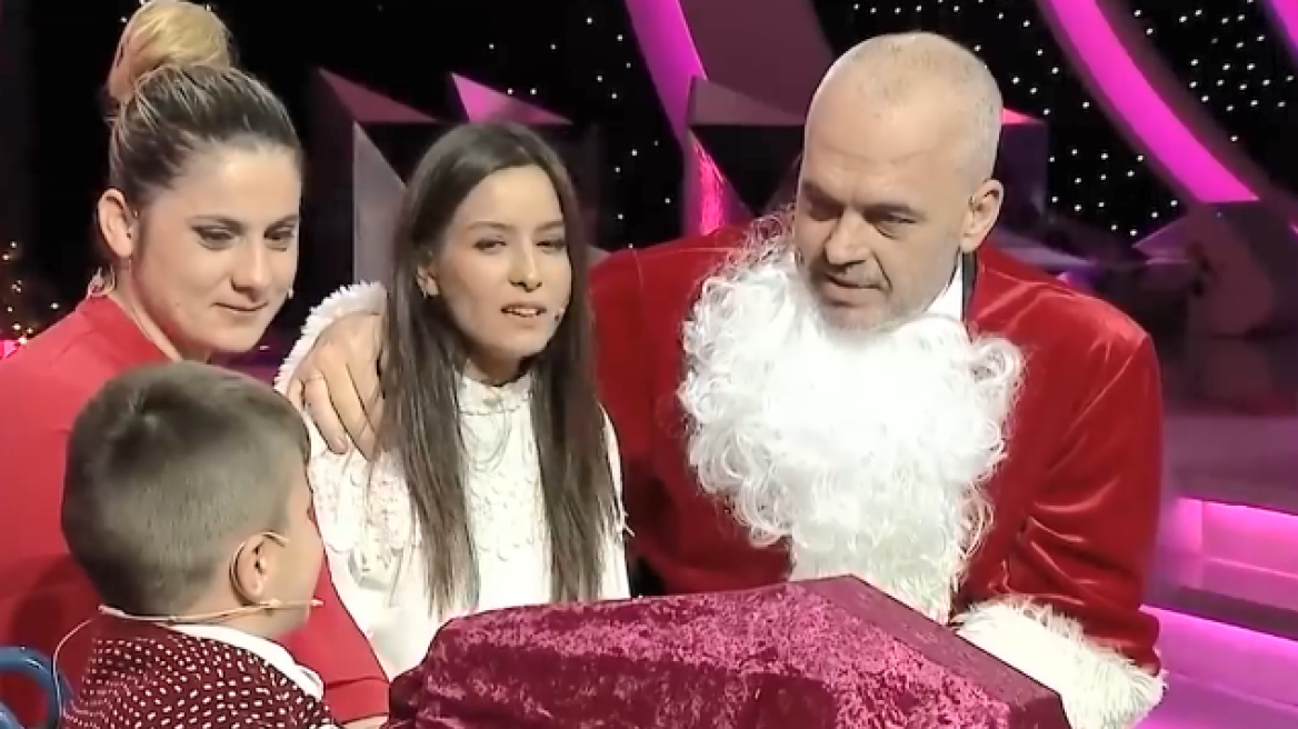 Βίντεο: Ο Αλβανός πρωθυπουργός ντύθηκε Άγιος Βασίλης για να... ξεφύγει από τα σκάνδαλα