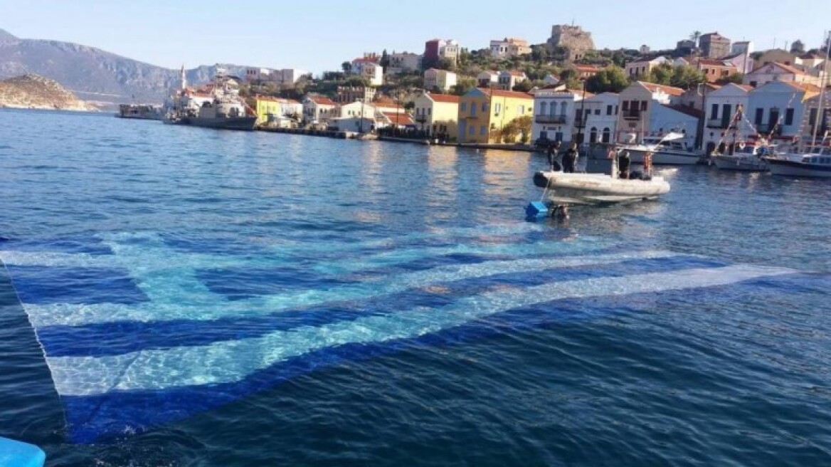 Greek navy seals place largest unwerwater flag ever in Kastelorizo! (video)