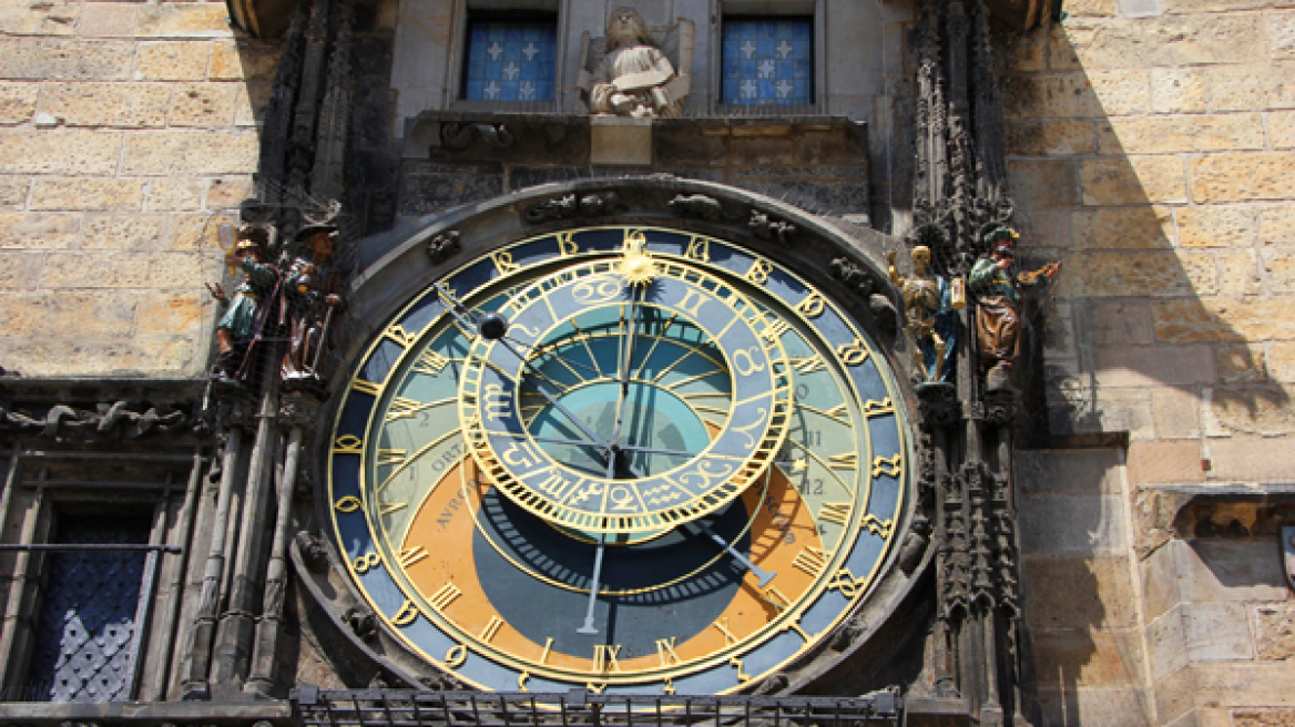 Το διάσημο αστρονομικό ρολόι της Πράγας σταματά να λειτουργεί για έξι μήνες
