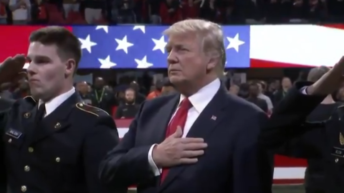 Σάλος με τον Τραμπ που δεν έψαλε τον εθνικό ύμνο των ΗΠΑ