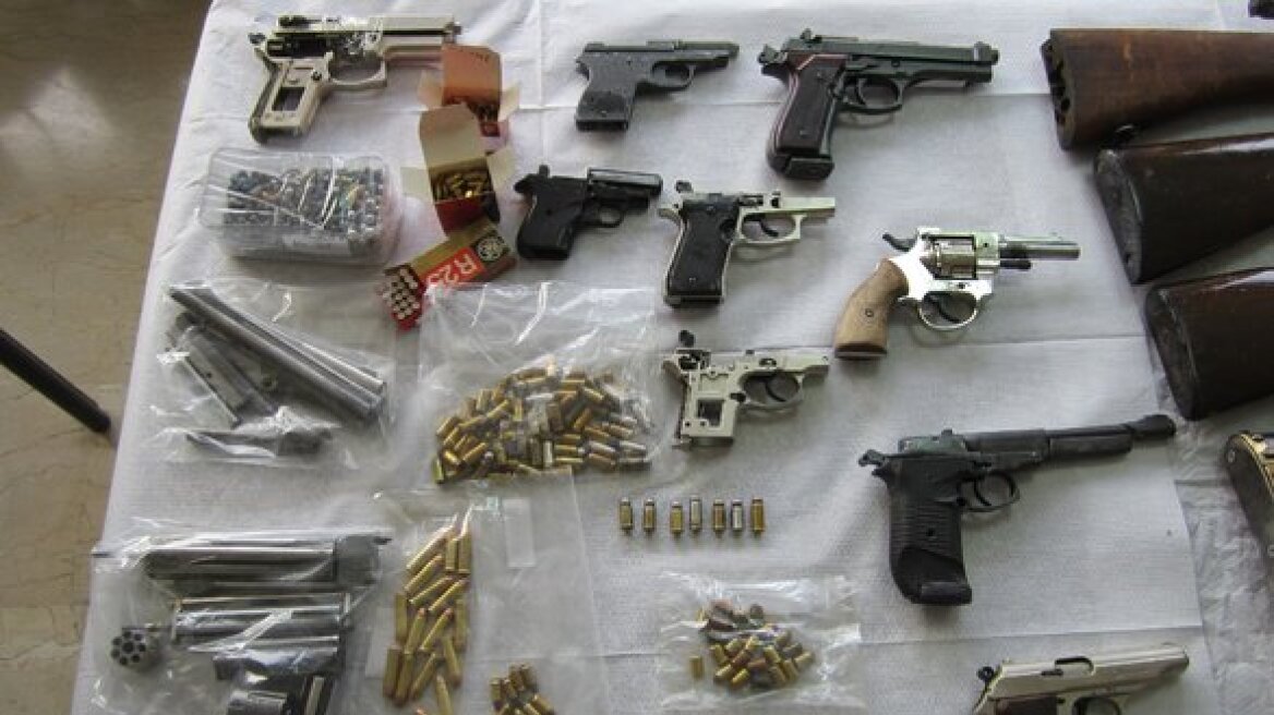Παράνομοι οπλουργοί συνελήφθησαν με οπλοστάσια στην Πάτρα 