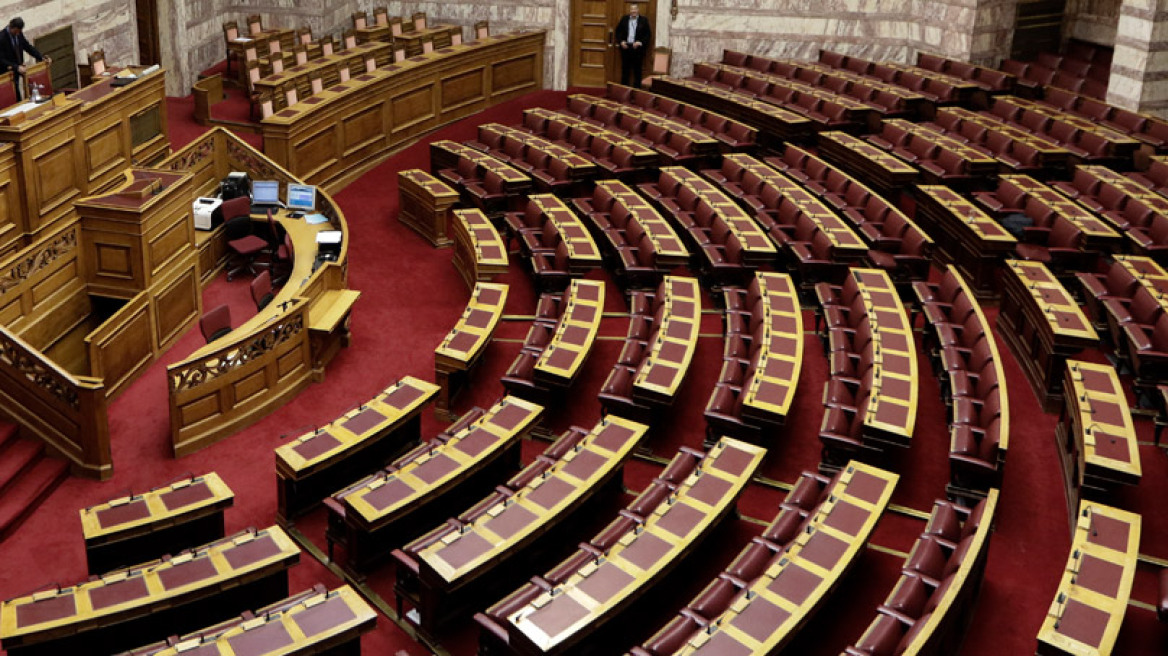 Στη Βουλή το πολυνομοσχέδιο: Τι προβλέπει για πλειστηριασμούς, απεργίες, επιδόματα