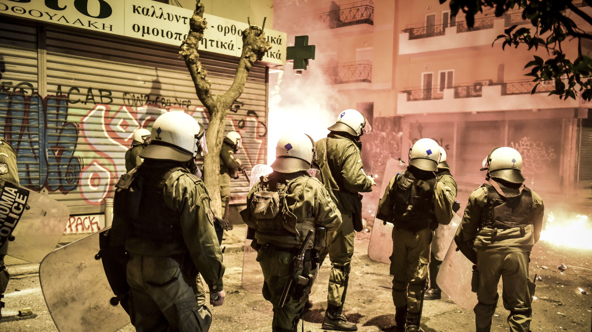 Διπλή επίθεση με μολότοφ κατά ανδρών των ΜΑΤ στο κέντρο της Αθήνας