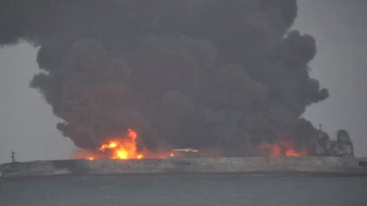 Σαγκάη: Μαίνονται οι φλόγες στο ιρανικό τάνκερ - Αγωνία για τους 31 ναυτικούς