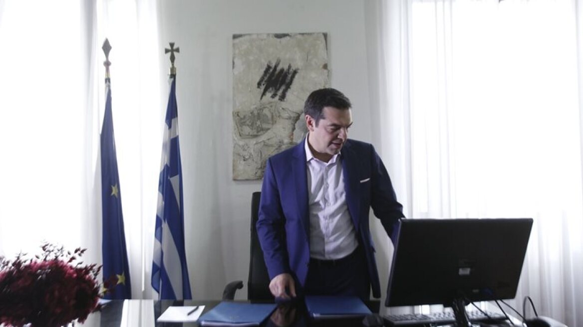 Μπουγάτσα, κουλούρι και Νοτοπούλου στο βίντεο Τσίπρα για το γραφείο του στη Θεσσαλονίκη 