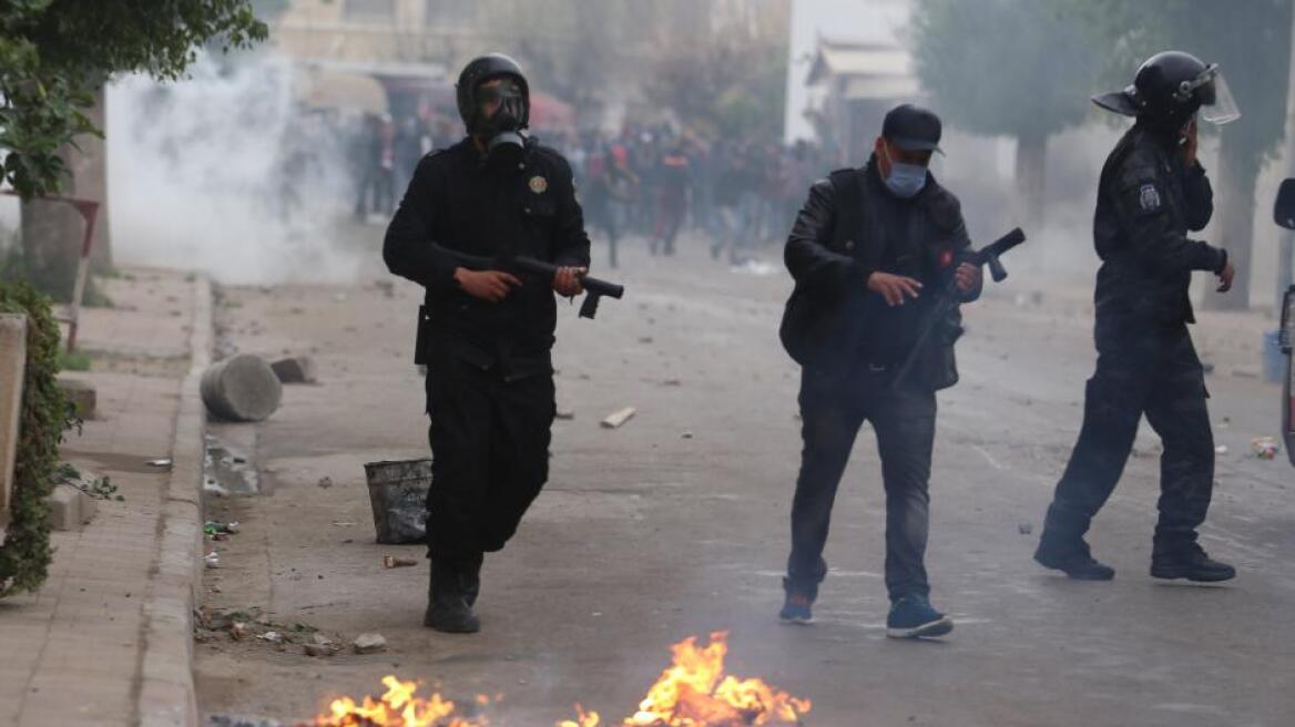 Χάος στην Τυνησία: Τραυματίες και 206 συλλήψεις σε διαδηλώσεις κατά της λιτότητας
