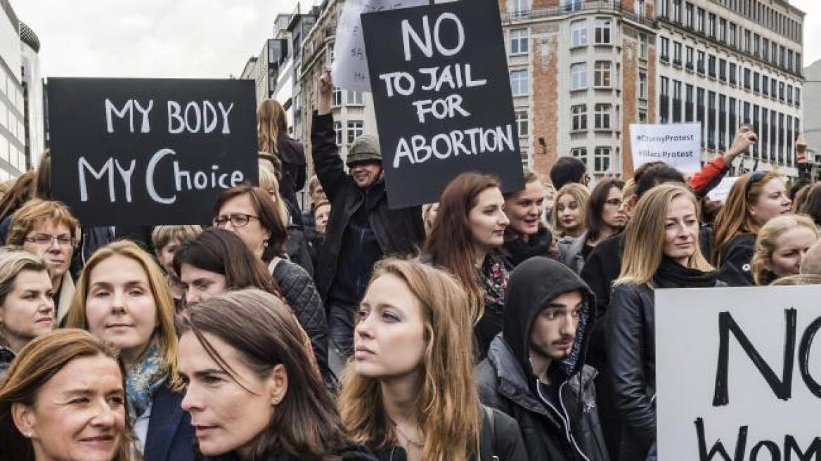 Πολωνία: Σκληραίνει ακόμη περισσότερο η νομοθεσία για τις εκτρώσεις 