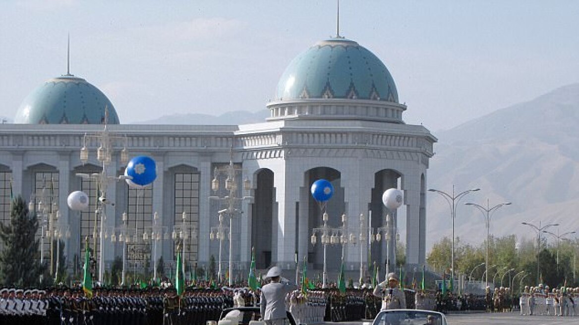 Τουρκμενιστάν: Μπαράζ κατασχέσεων μαύρων αυτοκινήτων γιατί ο πρόεδρος τα θεωρεί... γρουσούζικα
