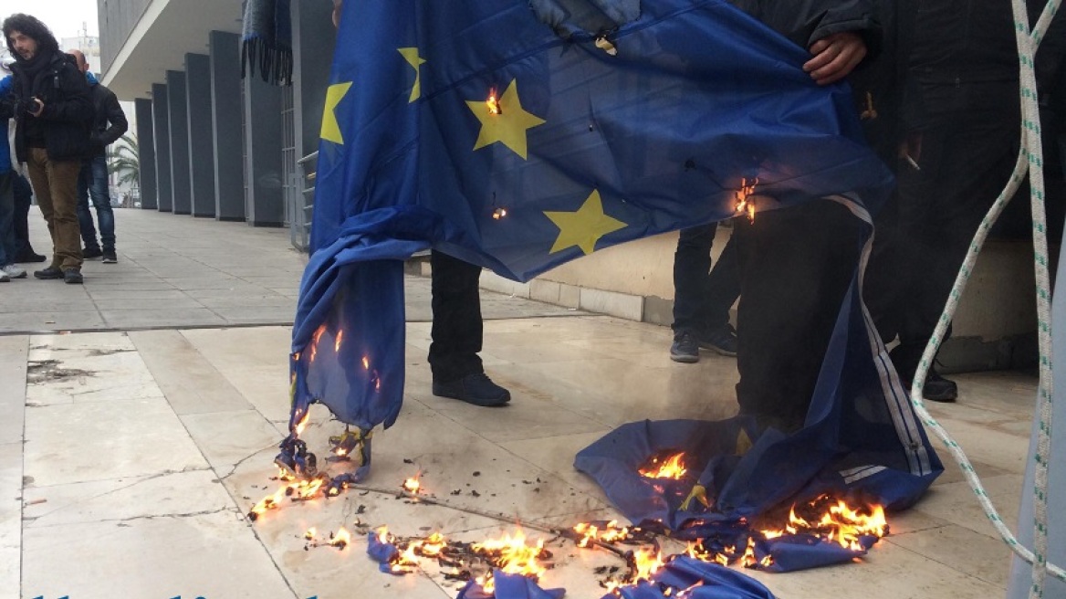 Μέλη του ΠΑΜΕ έκαψαν τη σημαία της Ε.Ε. έξω από τα δικαστήρια Θεσσαλονίκης